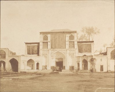 1858年、テヘランの王宮の外側の入り口。 作： Luigi Pesce