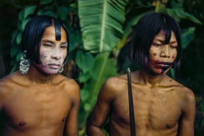 パナマ、ジャングルの端に住む先住民族エンベラ族の男たち 作： Luis Marden