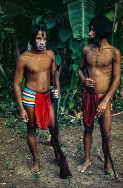 パナマ、ジャングルの端に住む先住民族エンベラ族の男たち 作： Luis Marden