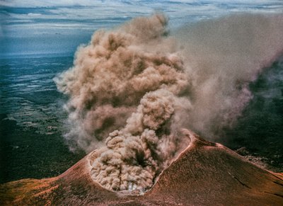 ニカラグアのモモトンボ火山 作： Luis Marden