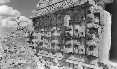 ユカタン半島、マヤ遺跡のレリーフ彫刻。1936 作： Luis Marden