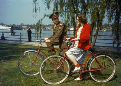 港の近くで自転車に座り、トリニ島の若い女性といちゃつく米陸軍将校...。 作： Luis Marden