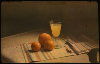 新鮮なオレンジとオレンジジュースの静物カラー写真。 作： Luis Marden