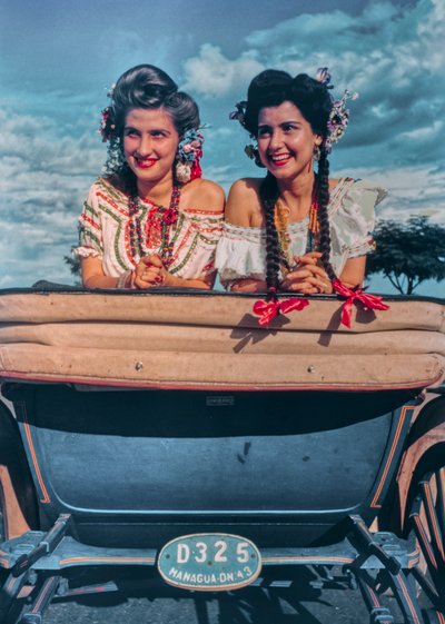 ニカラグアの若い女性たちがお祝いの衣装とかぶり物でポーズをとる。 作： Luis Marden