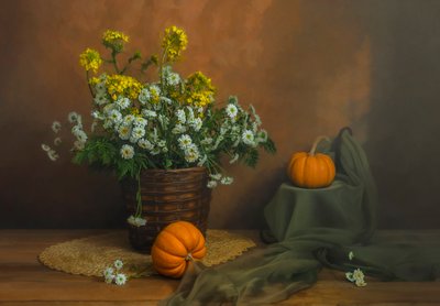 秋の花とカボチャ 作： Lydia Jacobs