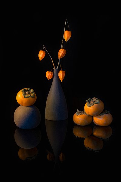 秋の提灯と柿 作： Lydia Jacobs