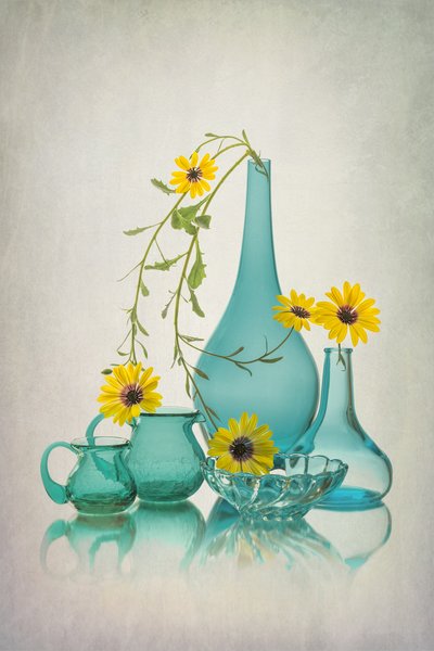 青いガラスと黄色い花 作： Lydia Jacobs