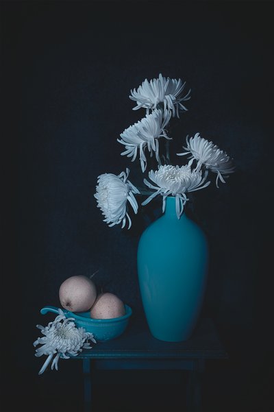 穏やかなティール色の静物画 作： Lydia Jacobs
