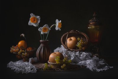 水仙と果物の静物画 作： Lydia Jacobs