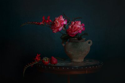 ダーク・フローラル・スティルライフ 作： Lydia Jacobs