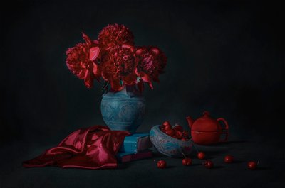 漆黒の牡丹とサクランボ 作： Lydia Jacobs