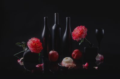 優雅な暗色の静物画 作： Lydia Jacobs