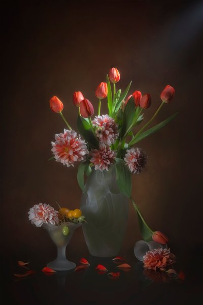 優雅な花の静物画 作： Lydia Jacobs