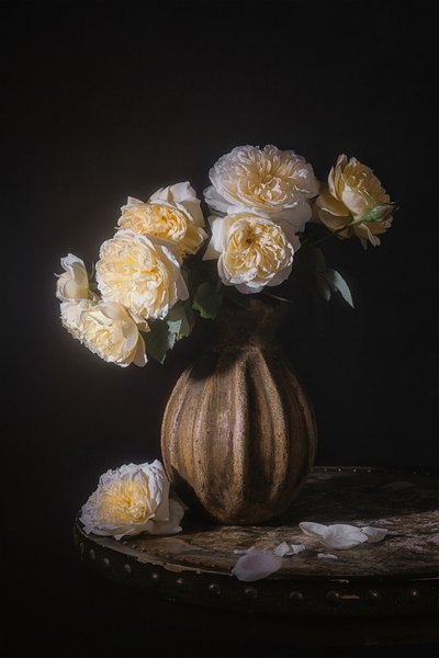 優雅なバラの静物画 作： Lydia Jacobs