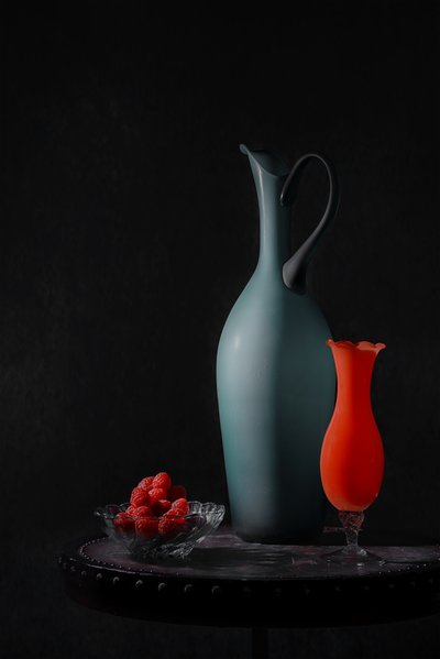優雅な花瓶とラズベリー 作： Lydia Jacobs