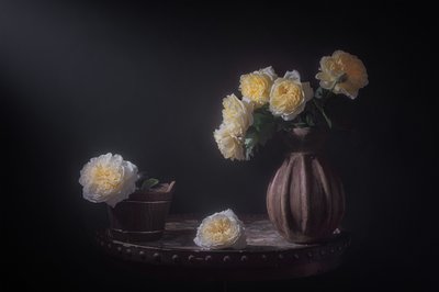 優雅な黄色いバラ 作： Lydia Jacobs