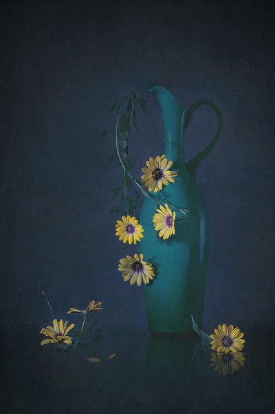 ムーディな花の静物画 作： Lydia Jacobs