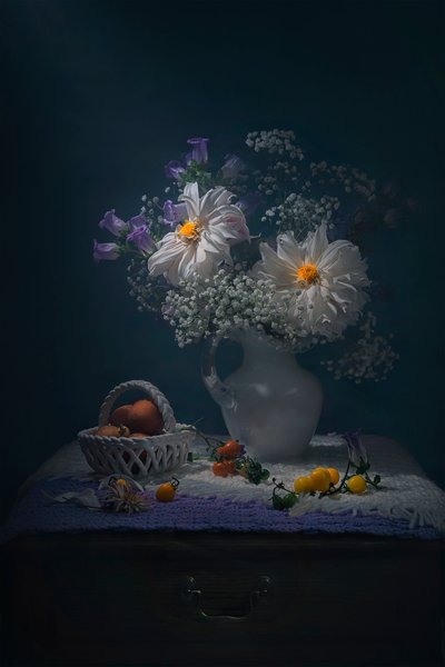 ムーディな花の静物画 作： Lydia Jacobs
