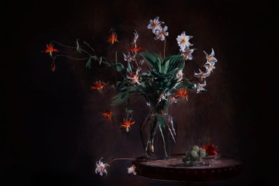 ムーディな花の静物画 作： Lydia Jacobs