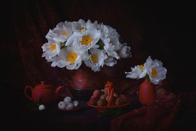 物憂げな牡丹とライチ 作： Lydia Jacobs