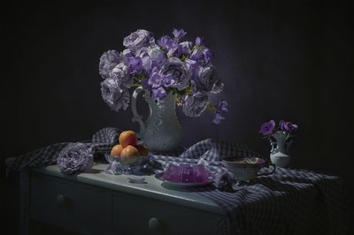 ムーディな紫色の花々の静物画 作： Lydia Jacobs
