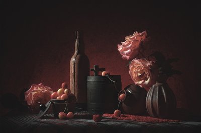 ムーディなバラとサクランボ 作： Lydia Jacobs