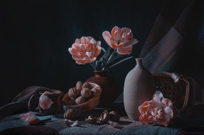 ムーディな静物画「チューリップ」 作： Lydia Jacobs
