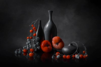 「ムーディ・トマト」の静物画 作： Lydia Jacobs
