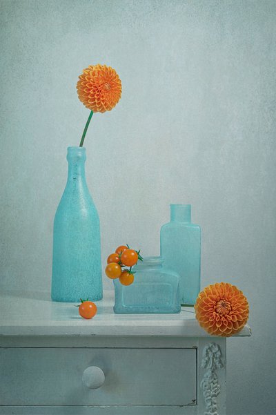 オレンジ、ダリア、ブルーの花瓶 作： Lydia Jacobs