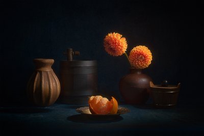 オレンジ色のダリアの静物画 作： Lydia Jacobs