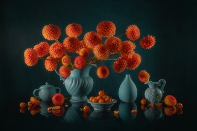 オレンジ色のダリアの静物画 作： Lydia Jacobs