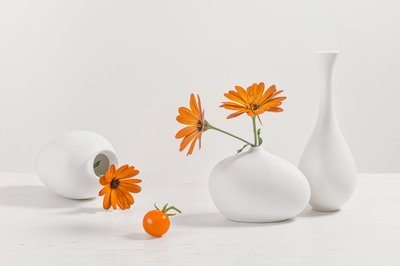 オレンジの花 モダンな静物画 作： Lydia Jacobs