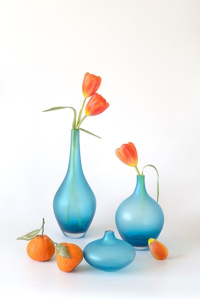 オレンジ色のチューリップと青い花瓶 作： Lydia Jacobs