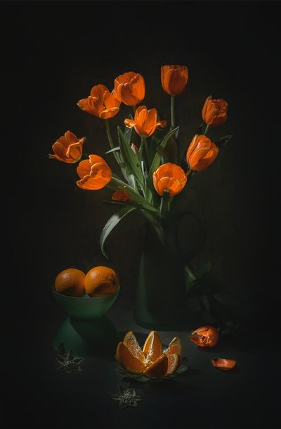 オレンジ色のチューリップの静物画 作： Lydia Jacobs