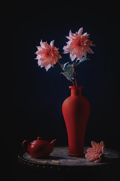 ピンクのダリアと赤い花瓶 作： Lydia Jacobs