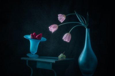 ピンクのチューリップとイチゴ 作： Lydia Jacobs