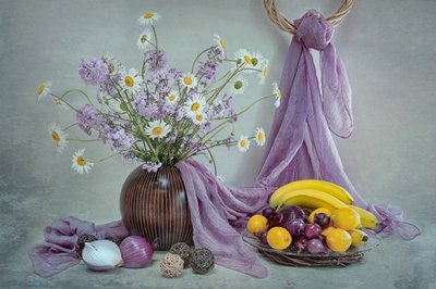 紫の花の静物画 作： Lydia Jacobs