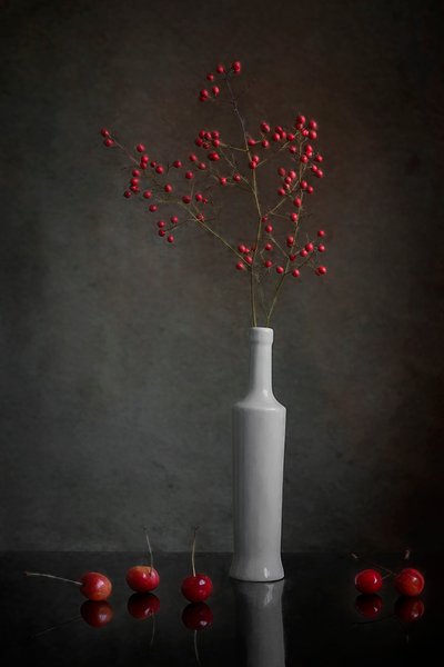 赤いベリーの静物画 作： Lydia Jacobs