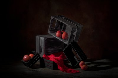 木箱に入った赤い果実 作： Lydia Jacobs