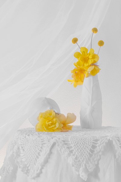 柔らかな黄色の花々の静物画 作： Lydia Jacobs