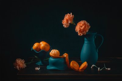 鮮やかなオレンジ色の静物画 作： Lydia Jacobs