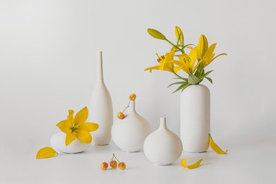白い花瓶に黄色いユリ 作： Lydia Jacobs