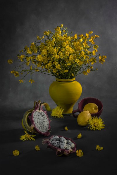 黄色い花と果実 作： Lydia Jacobs