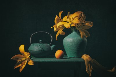 黄色いユリの静物画 作： Lydia Jacobs