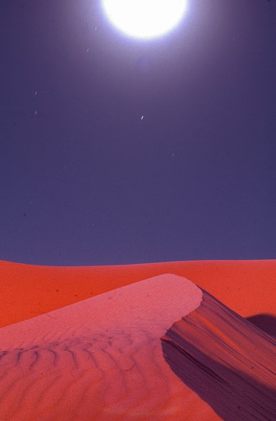 Lekhwair石油・天然ガス採掘場付近で深夜、砂漠の砂丘の上で発炎筒が光る... 作： Lynn Abercrombie