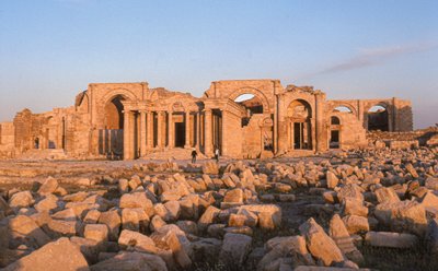 上メソポタミアの古代都市ハトラの遺跡。 作： Lynn Abercrombie