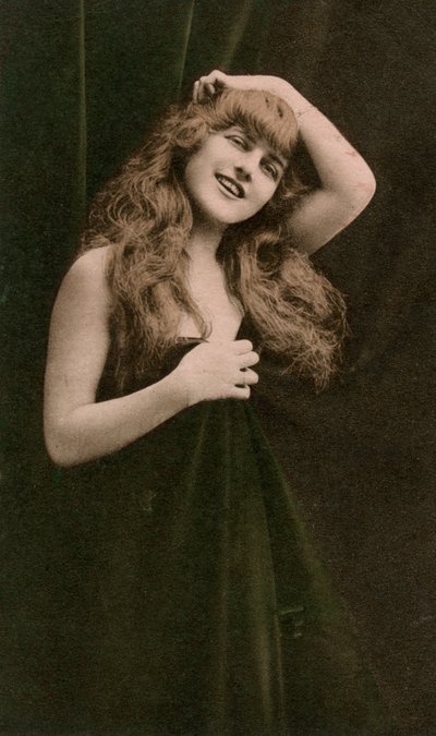 女性、1918年生まれ。 作： MACA
