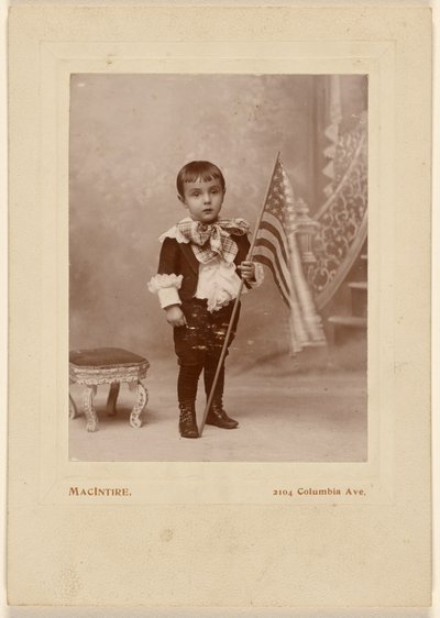 [小さな男の子が立っていて、アメリカの国旗を持っている] 作： MacIntire
