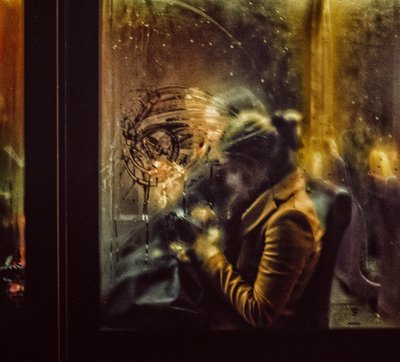 雨の降る窓辺の女性 作： 