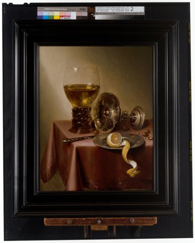 ラムネ、皮をむいたレモン、ひっくり返ったタッツァの静物画 作： Maerten Boelema de Stomme